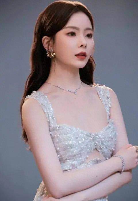 陈卓璇穿上珍珠亮片闪钻裙美翻天,肤白如雪气质无双,优雅高贵_时尚