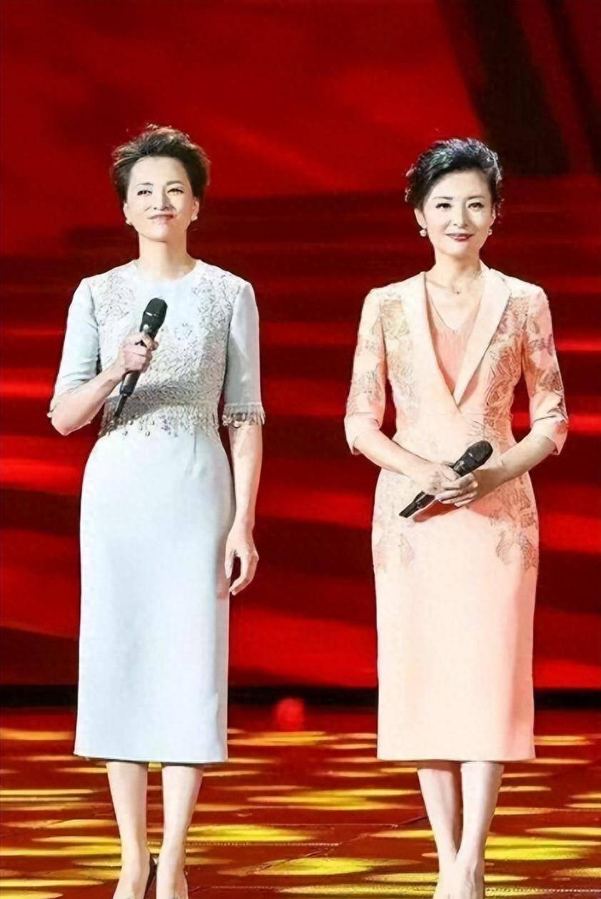 周涛与董卿同框,一个是高贵典雅,一个是脚踏实地的大妈,气质差异一目