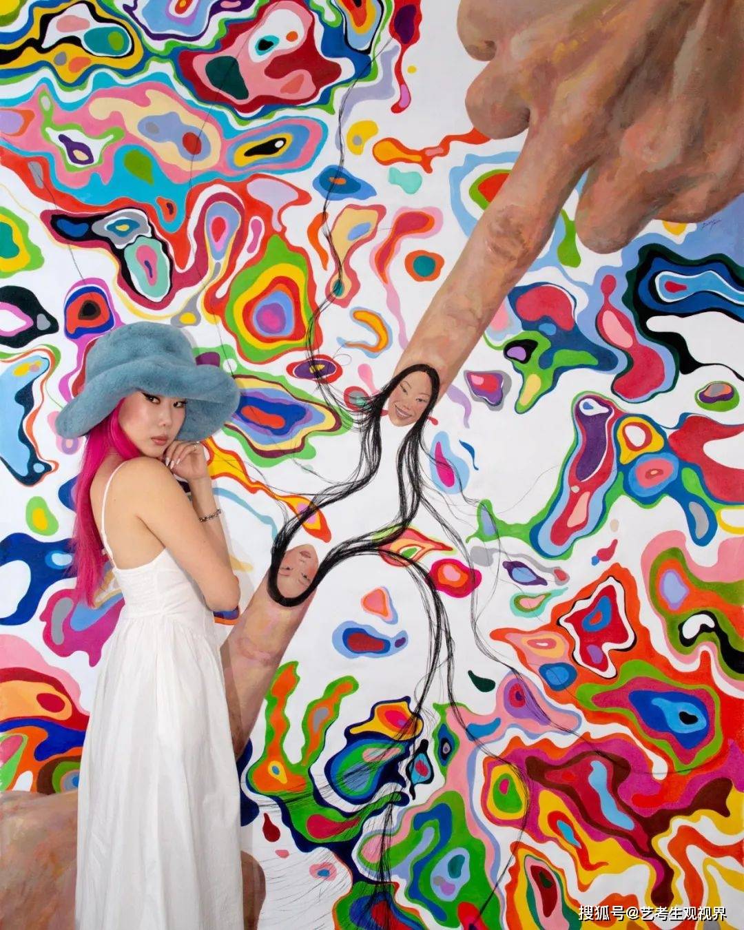 她脱光衣服,一丝不挂的在身体上画画,作品让人害怕又惊艳.