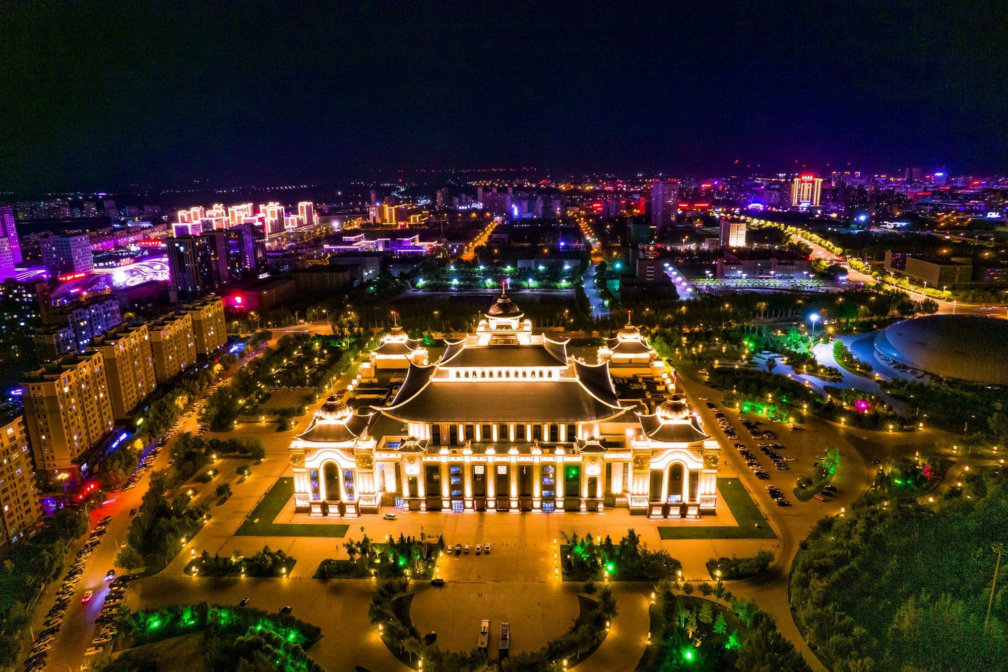 乌兰牧骑宫夜景图片