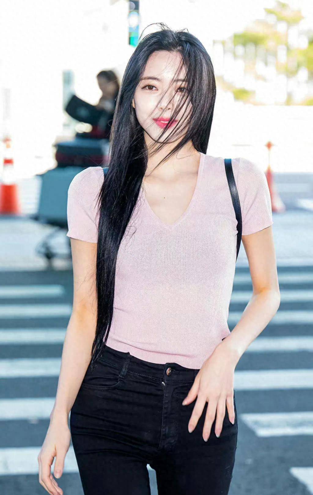 从韩漫走出来的申有娜,腰臀比无与伦比,清纯又迷人_比赛_身材_上衣