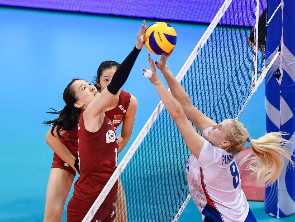 郑爱信的双背飞身配合二攻看起来很棒,可以用来得分,但这全靠一传