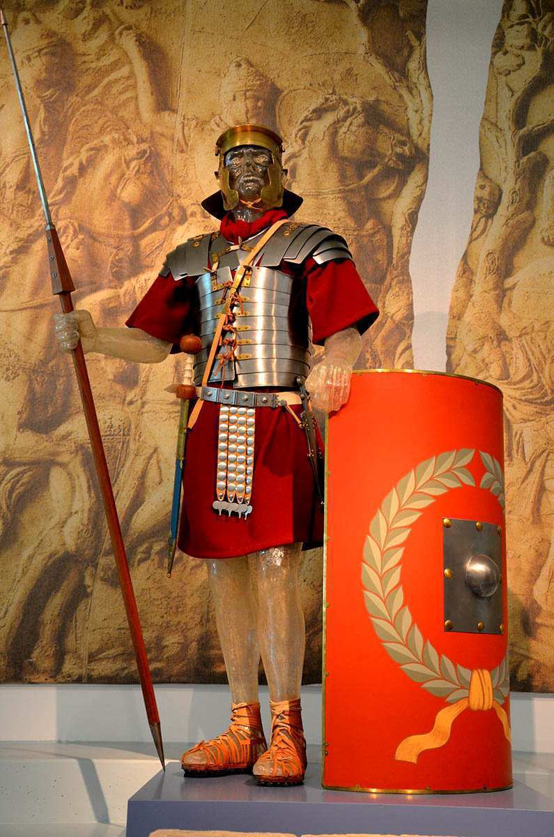 罗马帝国皇帝盔甲图片