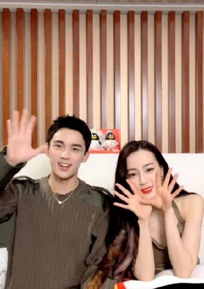 迪丽热巴搞怪捏脸自拍,大眼睛爆炸式发量,美如洋娃娃_吴磊_宣传_时尚