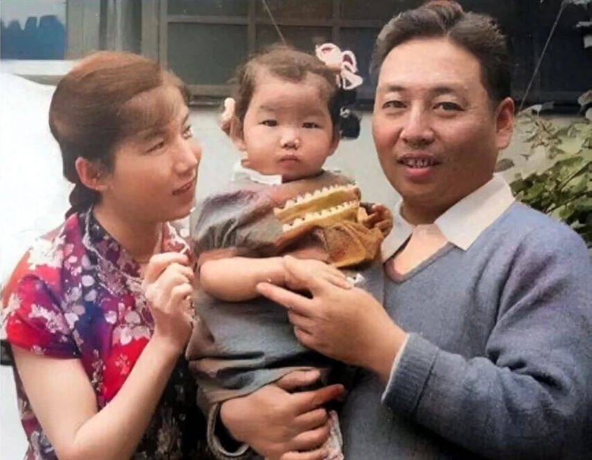 (新凤霞夫妇与女儿吴霜)一位青年男演员,在箱子里翻出了吴祖光的一块