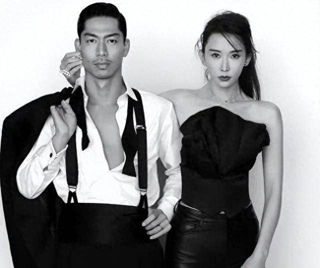 照片中,他半裸上身,大秀矫健的腹肌,下面搭配运动裤,身材时尚矫健.