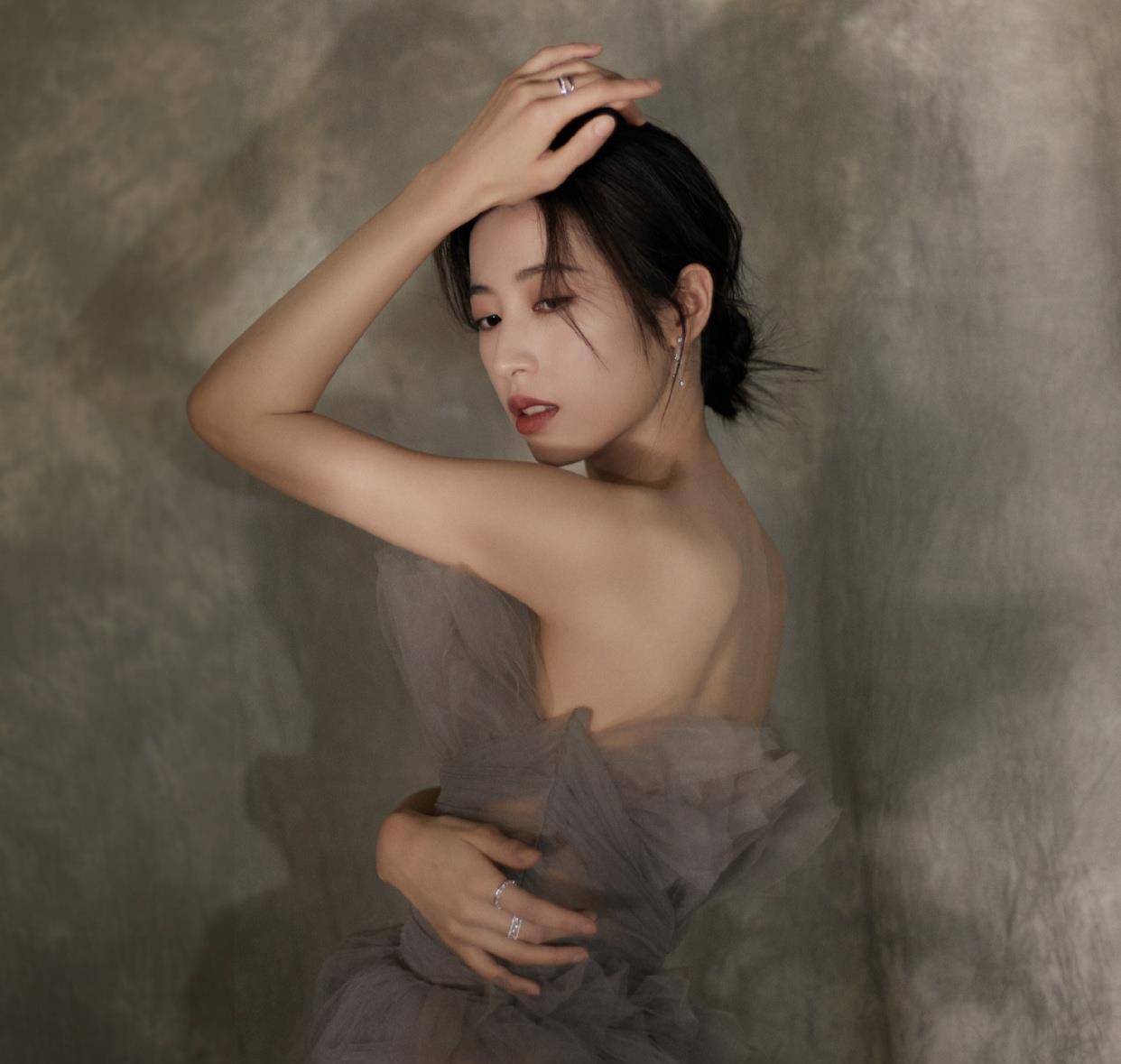 新剧《从结婚开始恋爱》剧照曝光,结婚证太抢眼,女主是肖战闺蜜_龚俊