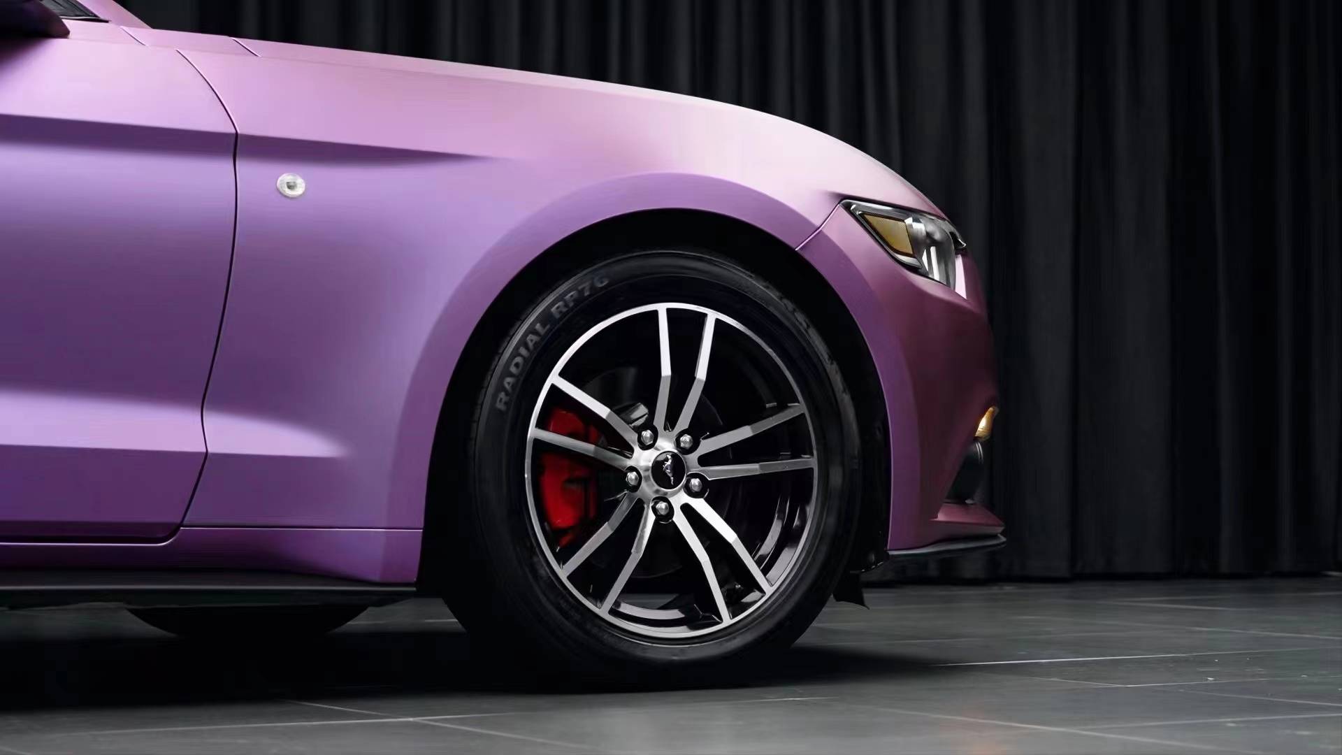 野马ek改色膜树莓粉紫,完美勾勒出车身线条_搜狐汽车_搜狐网