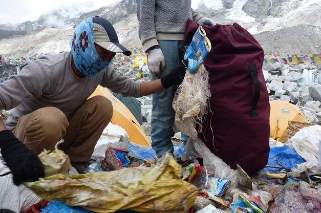 在珠峰遇难的300多位探险者,都有名有姓,为何无人为他们收尸?