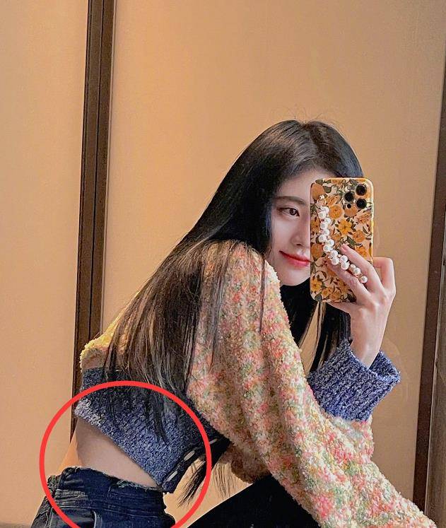 凹完"直角肩",鞠婧祎又穿儿童背心秀腰,路人照却暴露真实体重