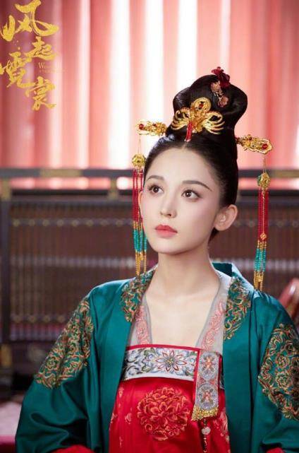 同样是美貌出圈,演技一般的新疆女星,迪丽热巴不光出