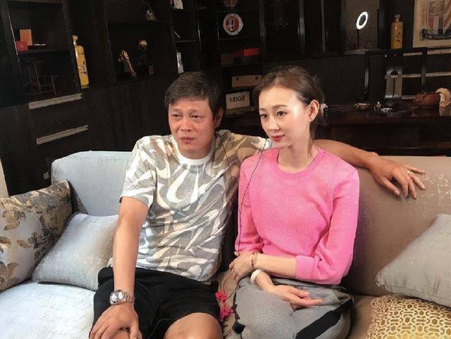 范志毅和17岁的妻子买了豪车,穿了超短裤,双腿白皙修长,美丽动人.