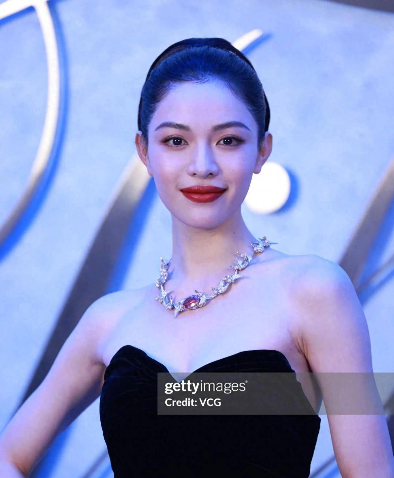 何超莲出席晚宴,身穿公主裙大秀好身材,与梁朝伟,刘嘉玲同桌领高薪