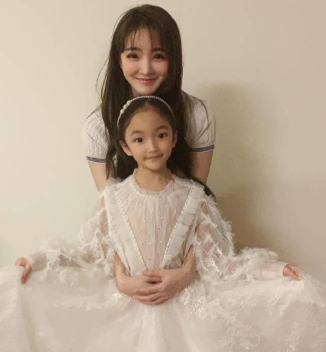 仔细看看刘雨馨的脸,经过丰富的妆容修饰,让她看起