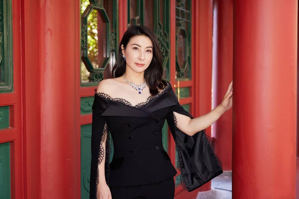 郭晶晶阔太范造型曝光!戴蓝宝石戒指,蓝宝石耳环,蓝宝石项链_巩俐_珠