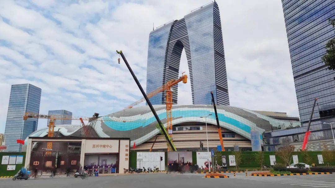 中南中心位于园区湖西cbd,苏惠路北,星阳街东,紧邻东方之门和苏州中心