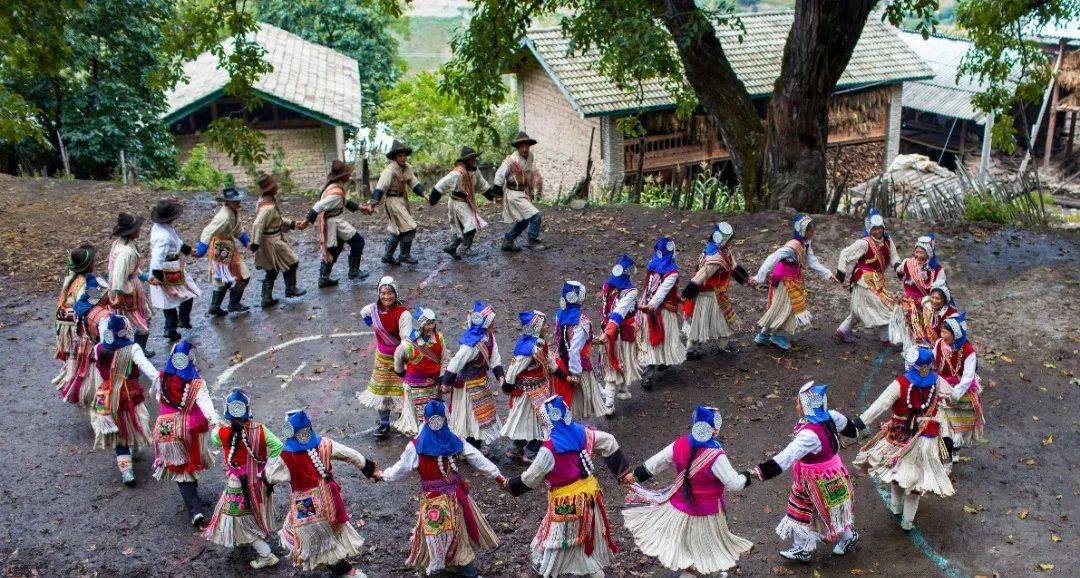 傈僳族的"阿尺木刮"服饰保留了古羌族的传统,并融