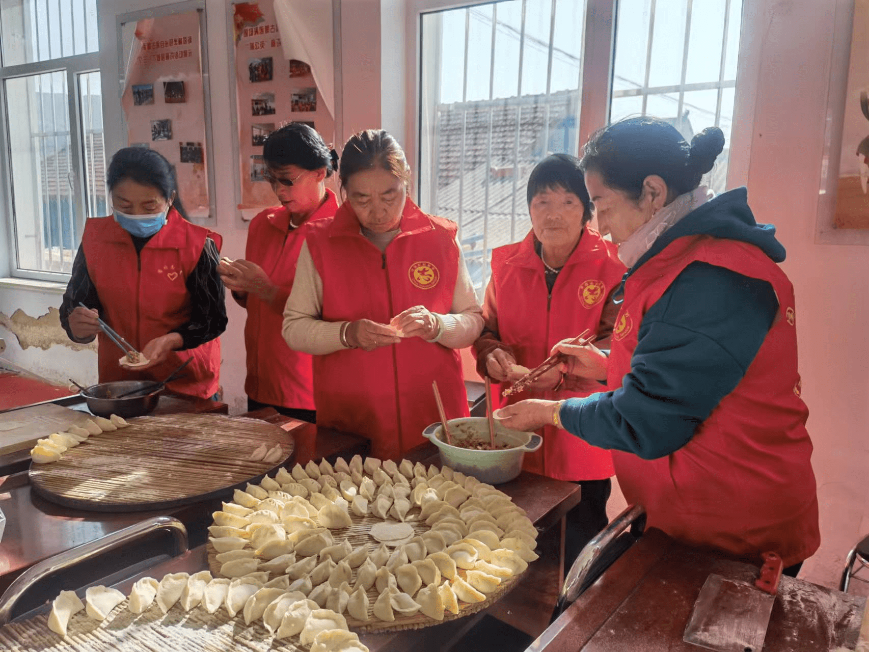 围场县半截塔镇开展"情暖重阳节 爱心饺子宴"实践活动_老人_弘扬_节日