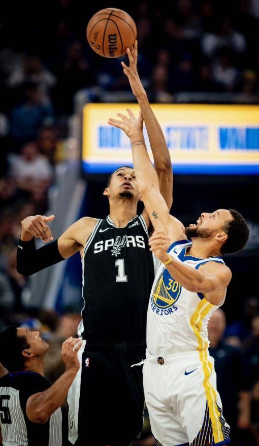 捍卫国外中锋最后荣誉!库中锋开场和文班跳球引热议_starts_库里_the