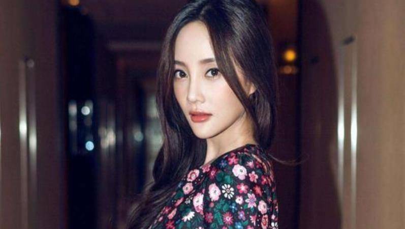 李小璐素颜出境,脸部状态整容感太明显,真是可惜了一张好脸_one