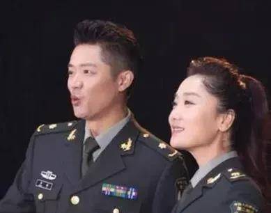 "凤凰传奇"被特招入伍,第二年就成为团干部,这真的好吗?