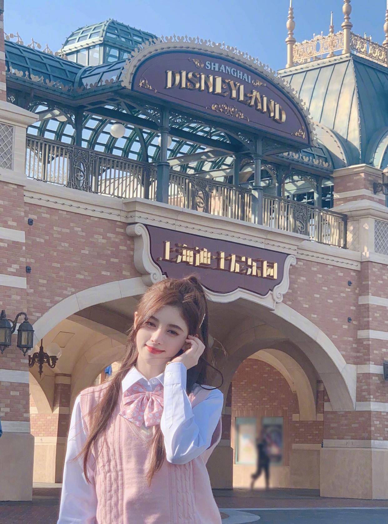 鞠婧祎去迪士尼就像回自己家?