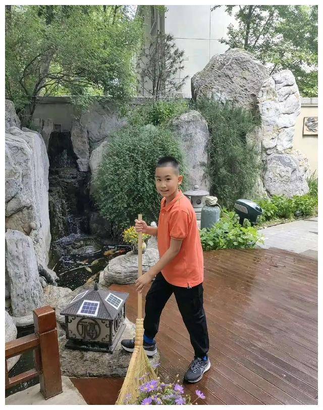 明星过五一:林青霞陪孙女打麻将,陈赫冒雨领物资,鹿晗弄新纹身_赵文卓