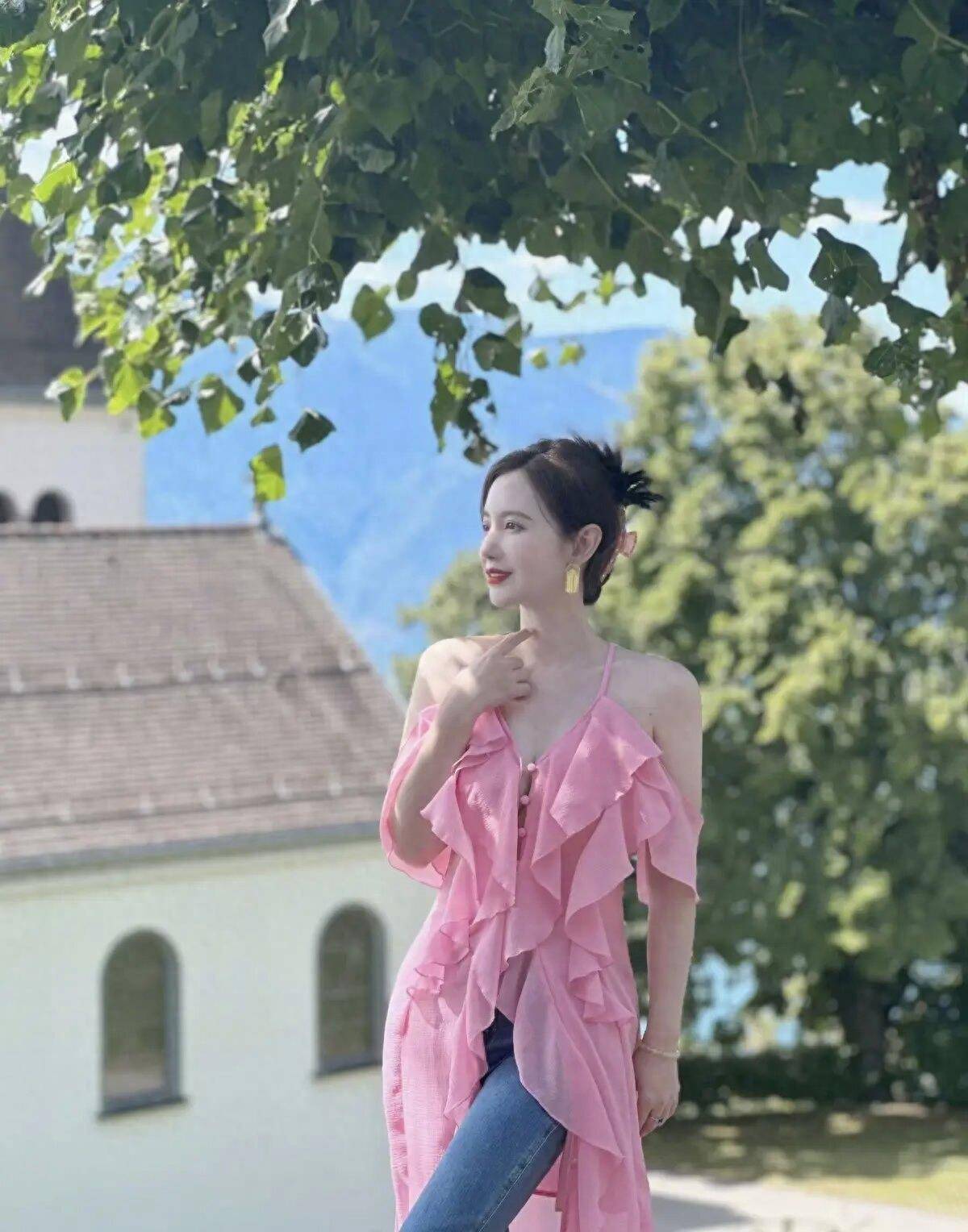 张萌穿粉色吊带秀身材,肤白貌美太撩人,完全不像42岁_显得_连衣裙