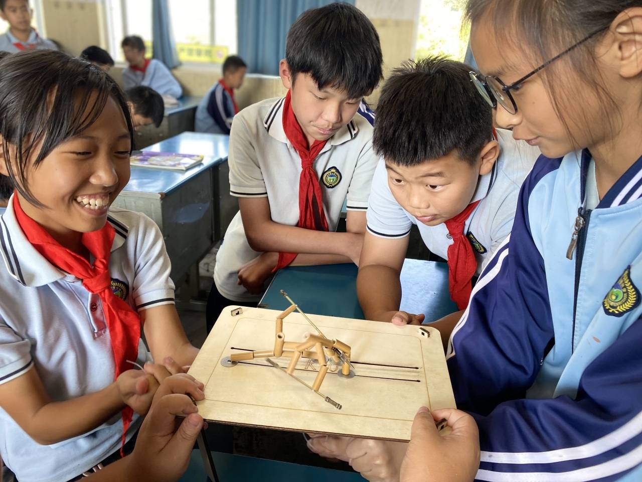 据了解,活动开始前,六年级的孩子们通过《竹节人》