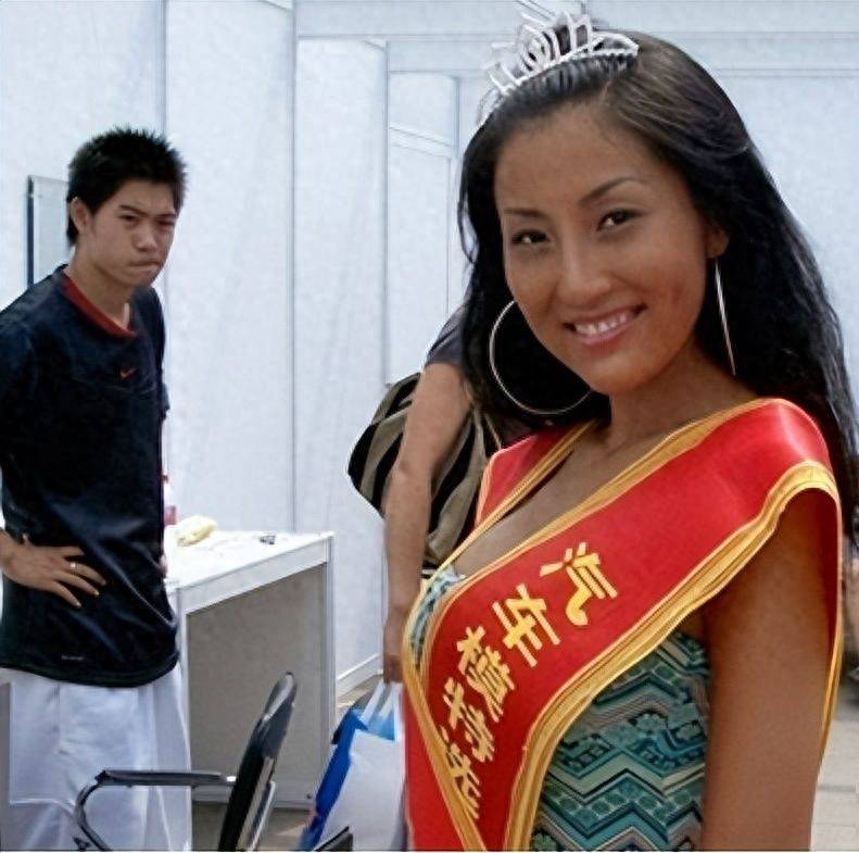 一个梦想与噩梦交织的女歌手:家暴背后的痛与坚强