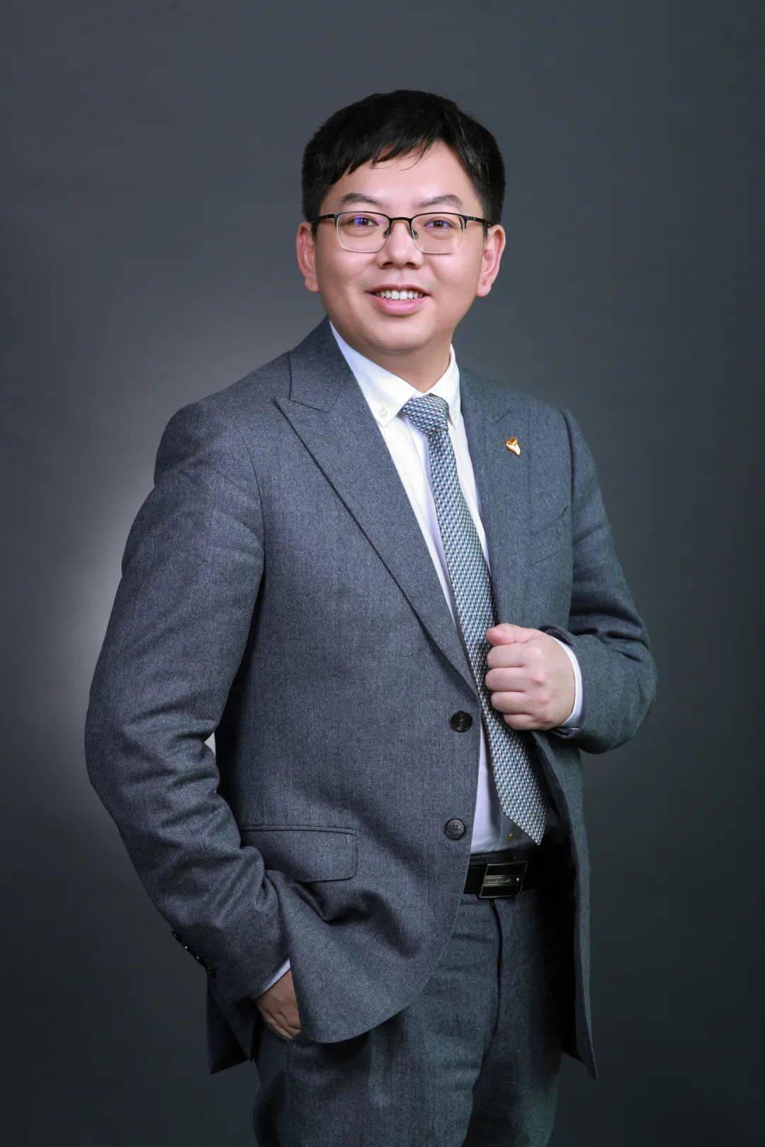 李大龙先生,拥有丰富的管理经验及具备扎实的行业知识.
