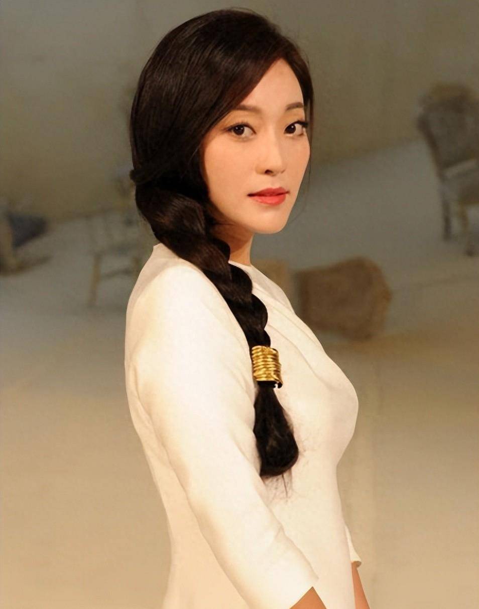 她是邵兵"金屋藏娇"20年的娇妻,身材高挑长相清秀,穿旗袍好美