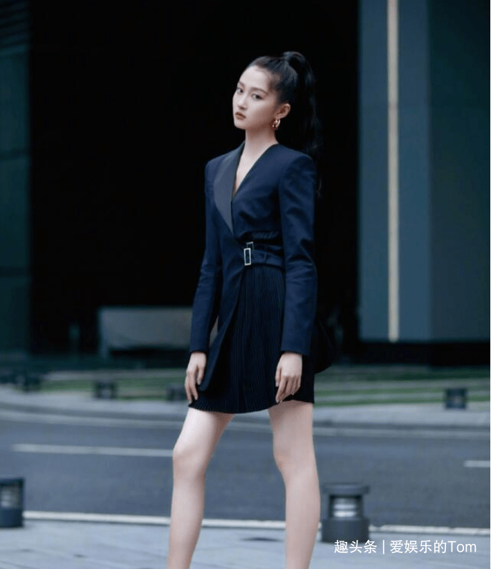 张一山吃烤肠,关晓彤晒美照,两人生活大不一样_林妙可_因为_卫衣