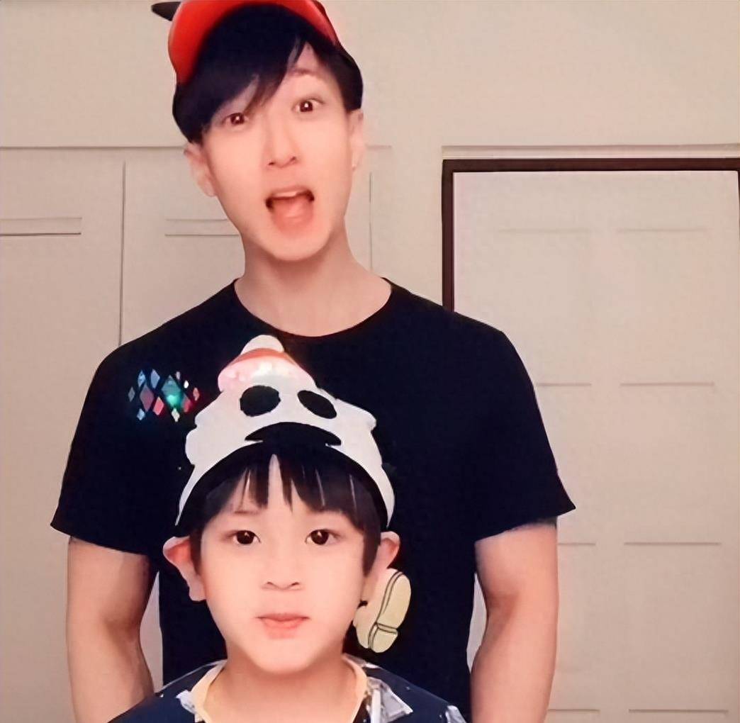 吴尊与儿子合拍视频,父子俩长得非常像,弟弟不如姐姐可爱_neinei_max