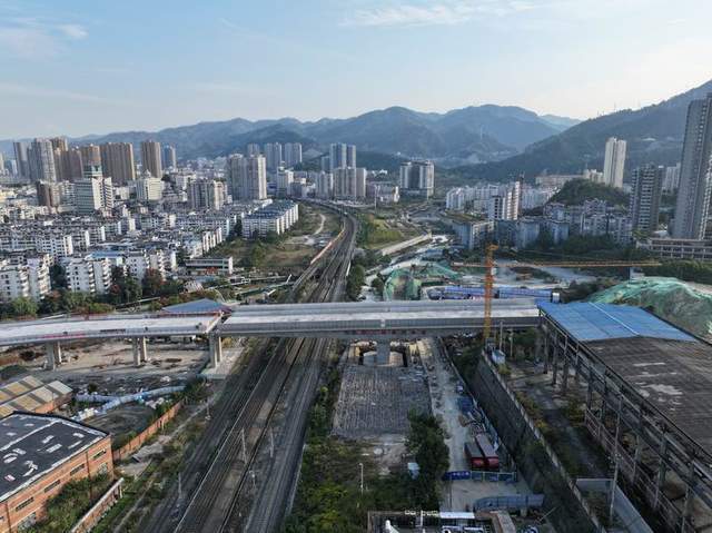 重点市政工程十堰项目上跨襄渝铁路主桥转体成功_施工_正在进行_南路