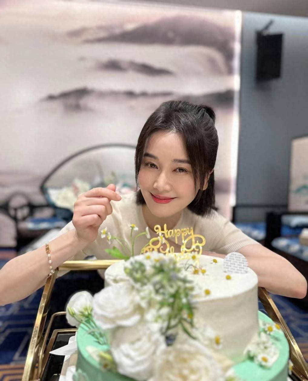 左小青晒46岁生日照,紧身针织衫藏不住好身材,整容后完全认不出_短裙