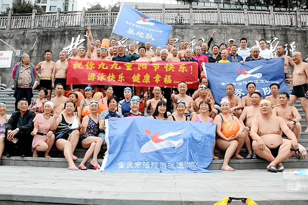 游泳協會140名會員齊聚烏江 用冬泳健身方式慶祝重陽節 