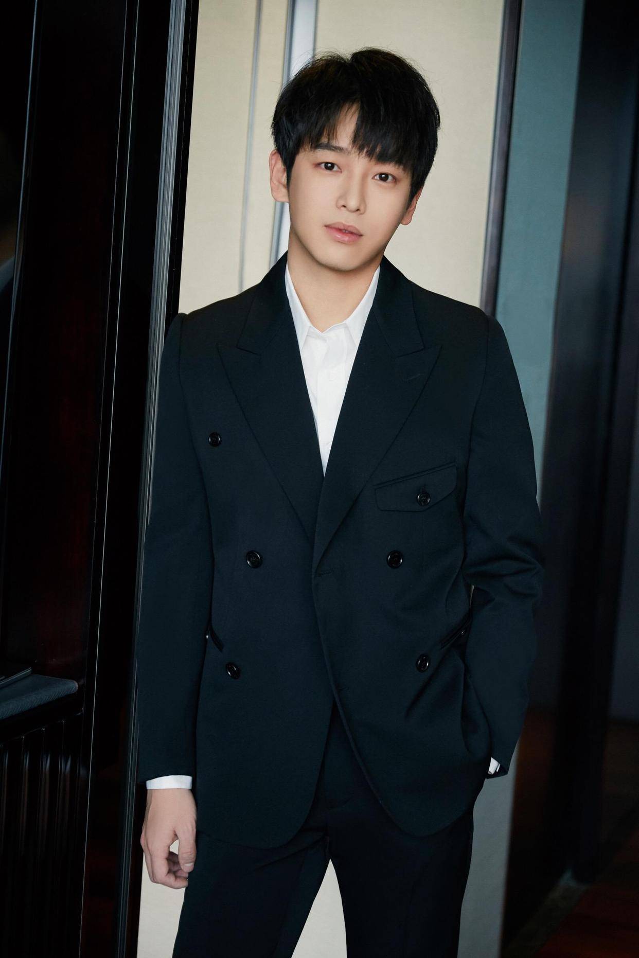 彭昱畅生日趴曝光,娱乐圈大佬集体庆祝引狂欢_生活_祝福_李诞和