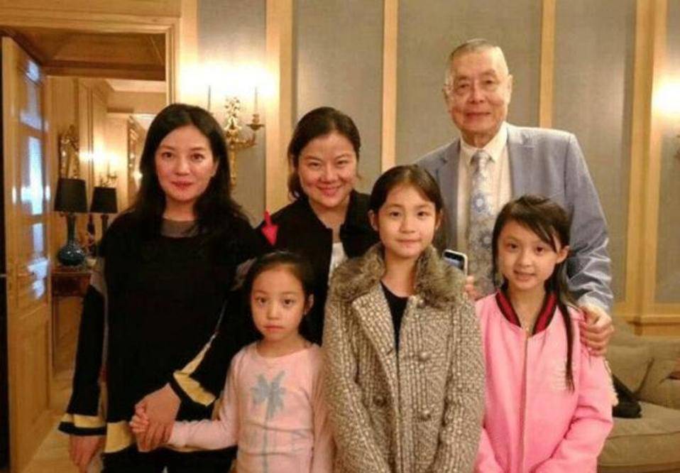 因为早在多年前,刘诗昆就曾与第一任妻子叶向真组建家庭,两人也有一个