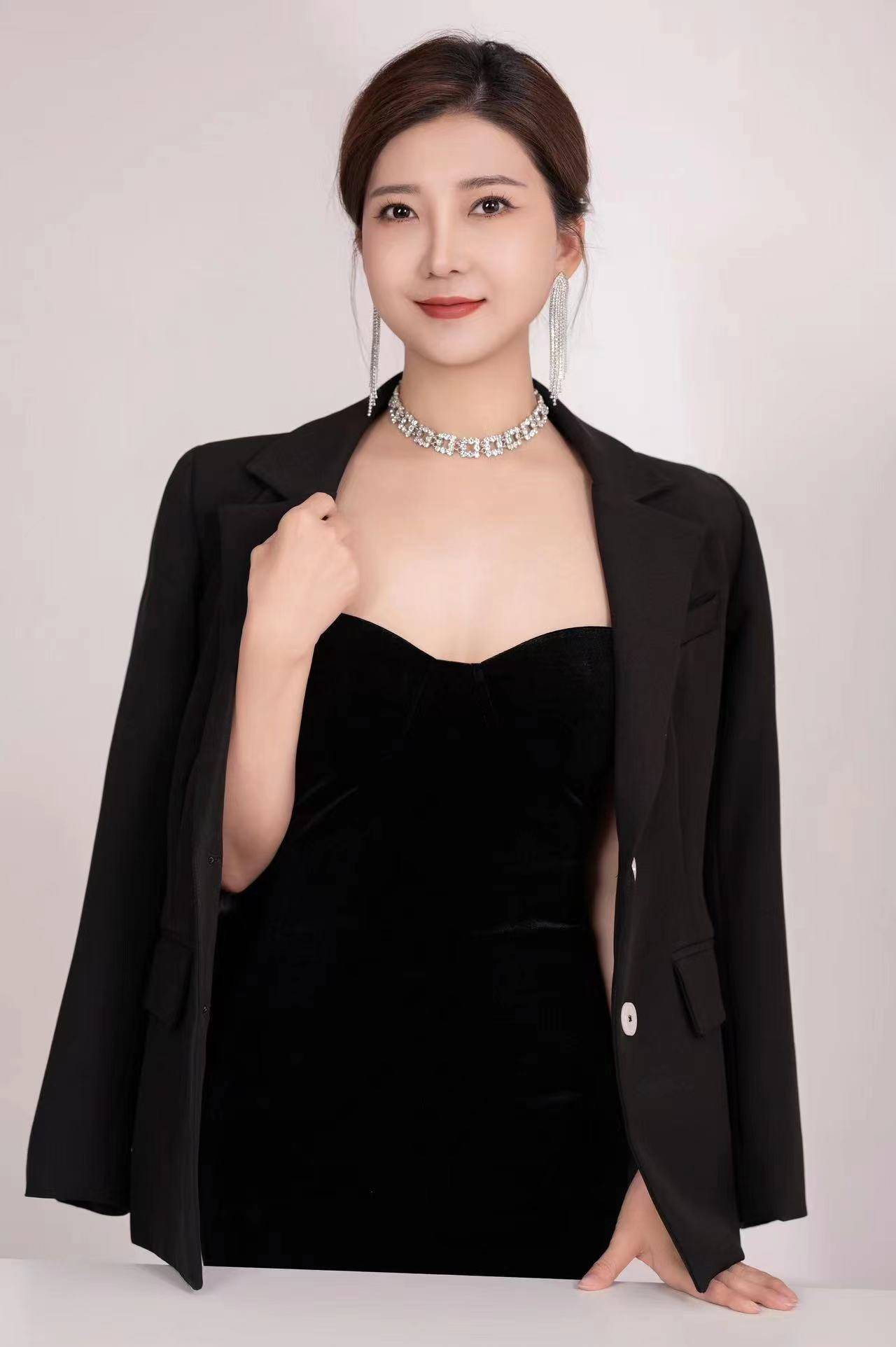 亚洲美业领军人物2016年担任国际华人大赛特邀专家评委2017年担任亚洲