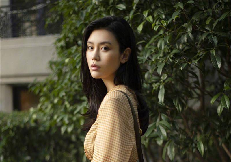 奚梦瑶何猷君与母亲梁安琪同框,三人气场强大,奚梦瑶身高引人注目.