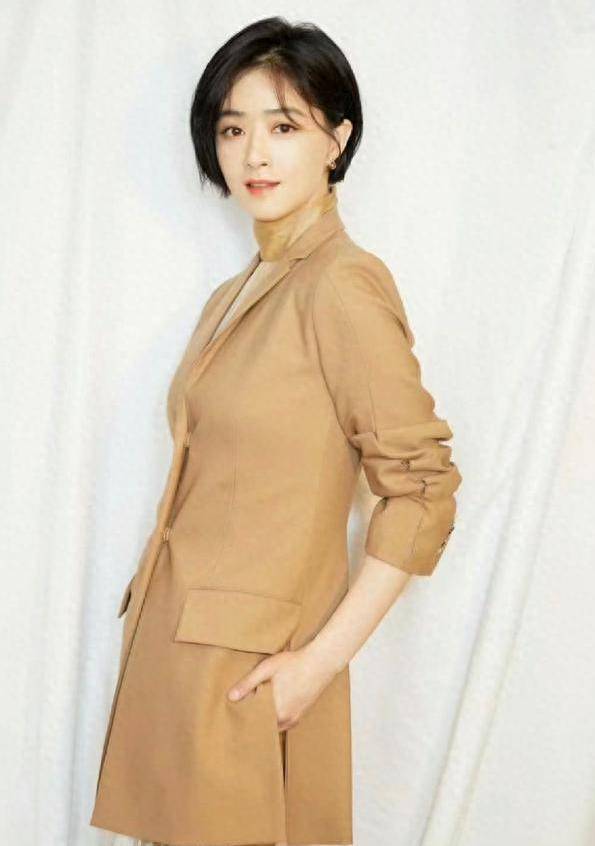 蒋欣爆出了一种短发,叫"唇长发",特别适合微胖的女性,时尚减龄