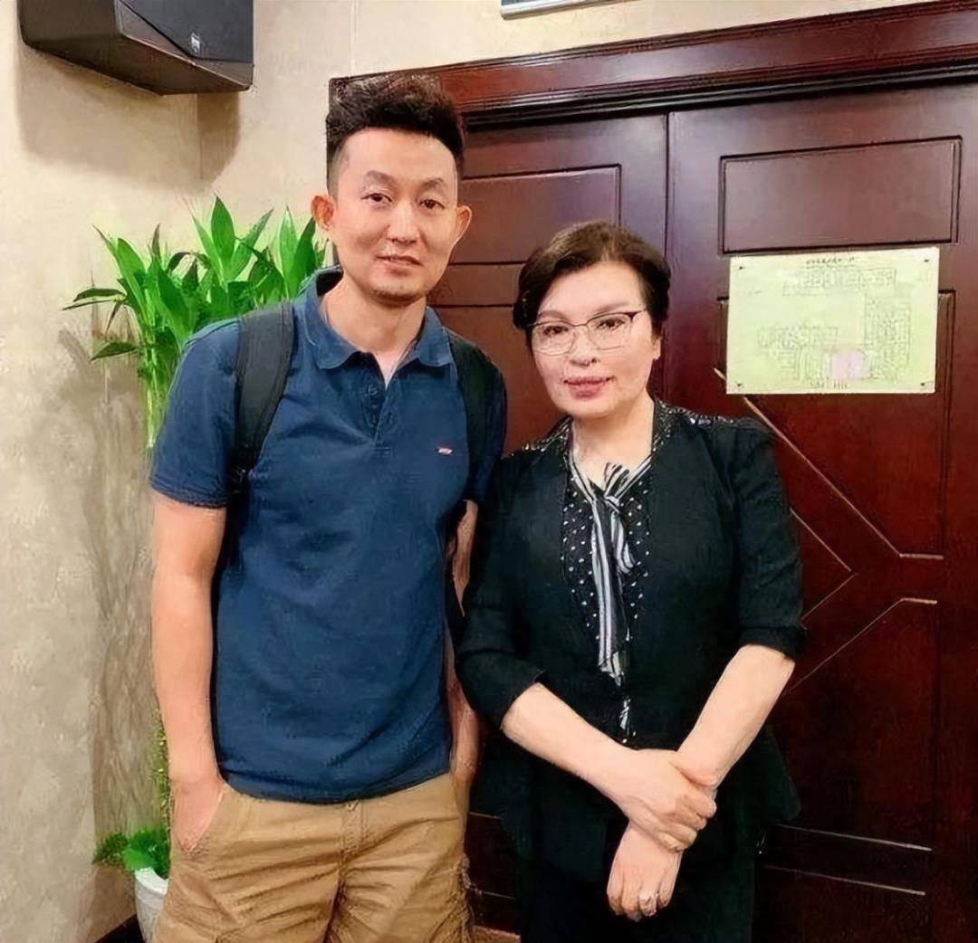 李瑞英从央视退休后留长发身材发福,越来越像大妈,但端庄大气!