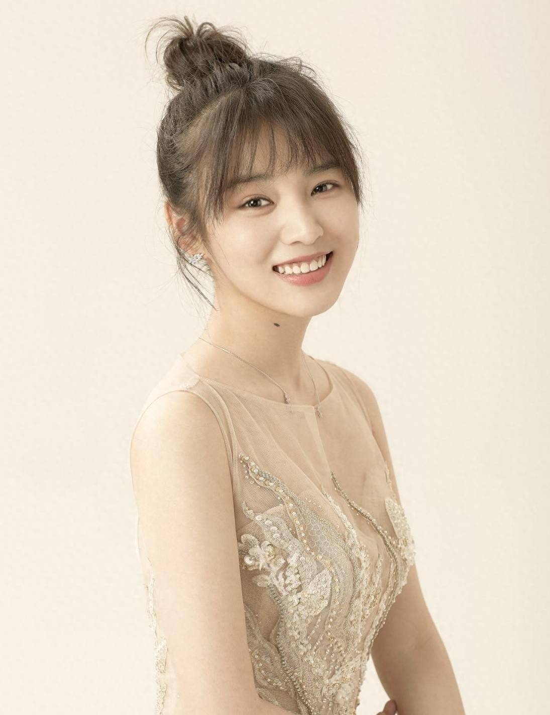 不查资料,你根本看不出她其实是《你是我的荣耀》中乔晶晶的助理小朱