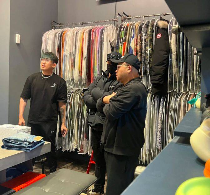 44岁罗志祥近况:花几十万买潮人单品,黑眼圈严重嘴唇发白很憔悴_明星