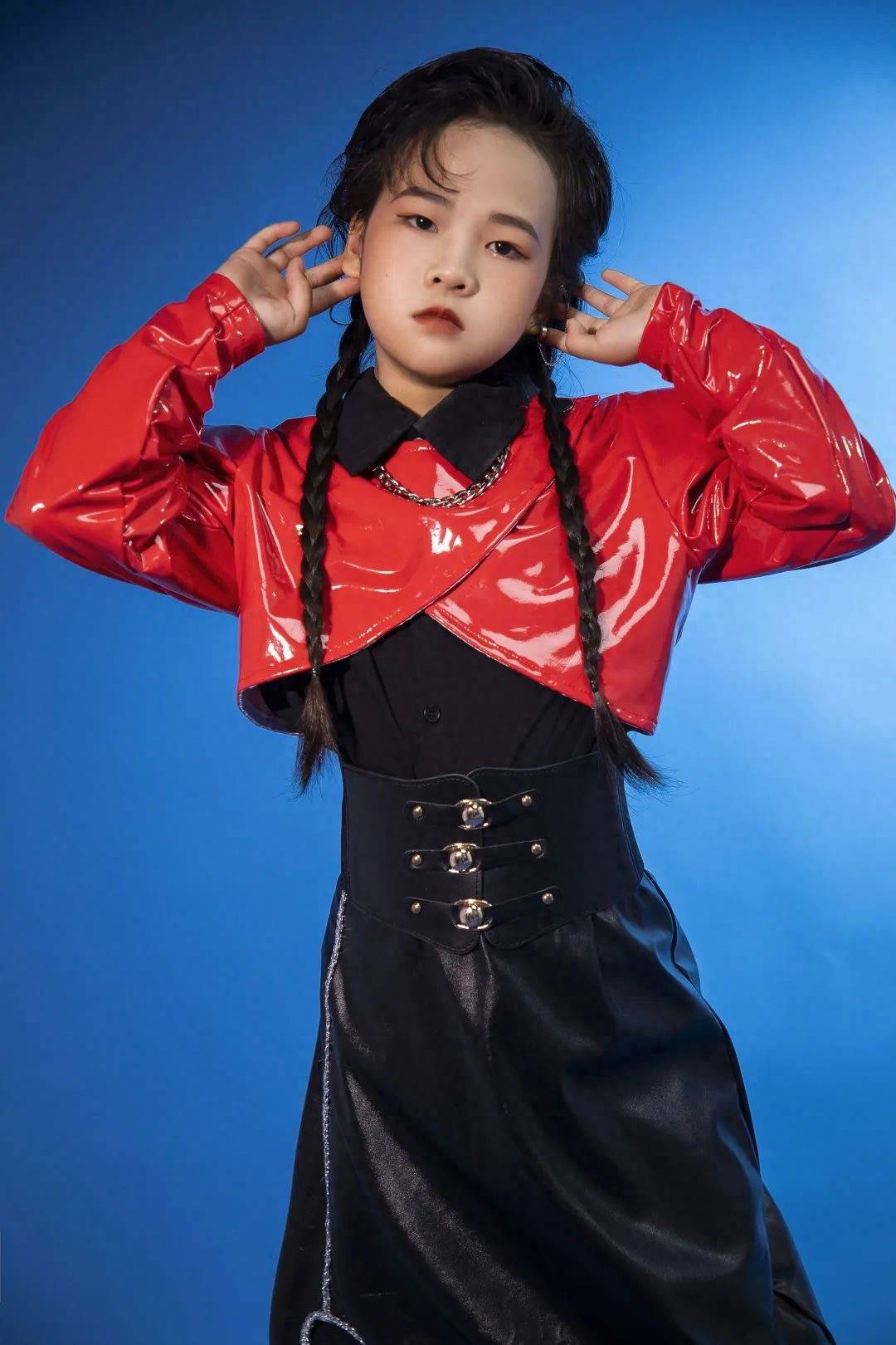 张熙雯曹锦萱隆雨轩吴思思本次公演特邀六位小主持李舒馨,曹乐萱