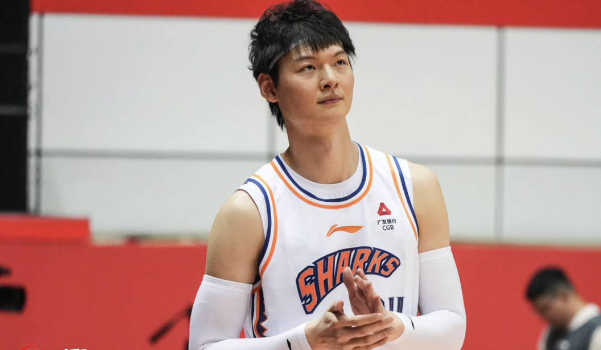 29岁男篮国手打cba迷失,年薪600万拿8分,曾被网暴_王哲林_赛季_篮板