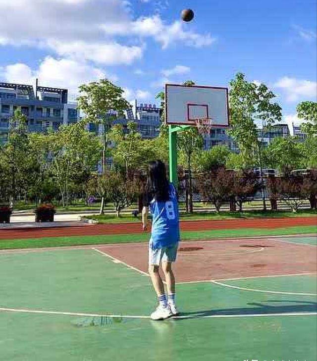 教练对李明阳开始了训练,训练很辛苦,但李明阳不怕辛苦,她热爱篮球