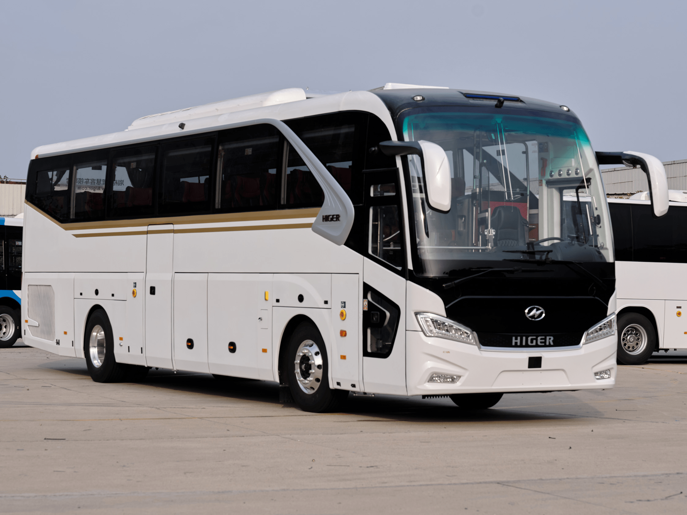 值得一提的是,海格klq6127旅行家动力性能优越,整车最大爬坡度≥16%,0