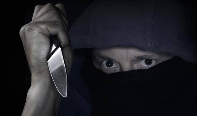 7年前,16岁湖北女孩深夜被入室绑架,劫匪因为一句话放了她_歹徒_女士